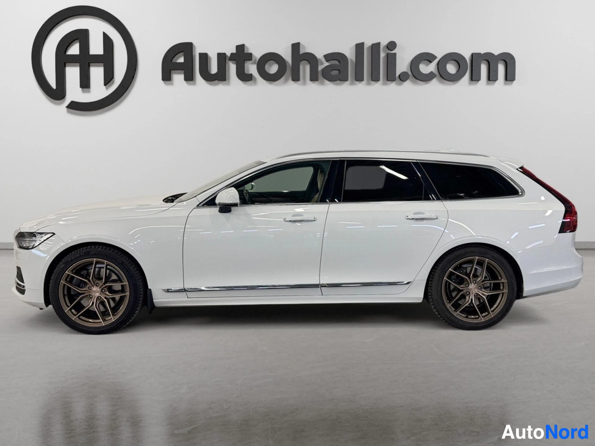 Valkoinen Volvo V90 farmari sivusta oikealla puolella kuvattuna