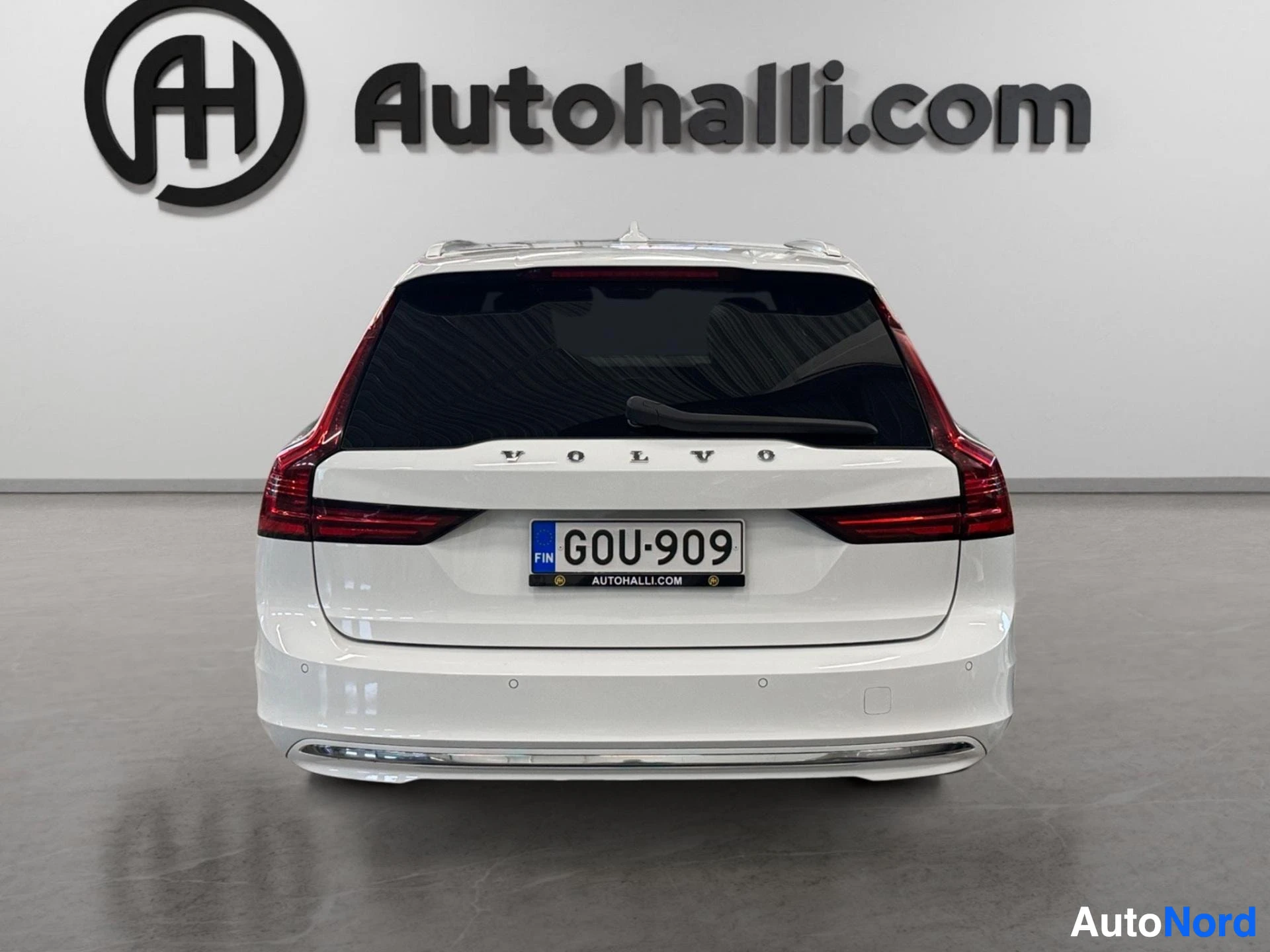Valkoinen Volvo V90 farmari takaa kuvattu päätyvälistä