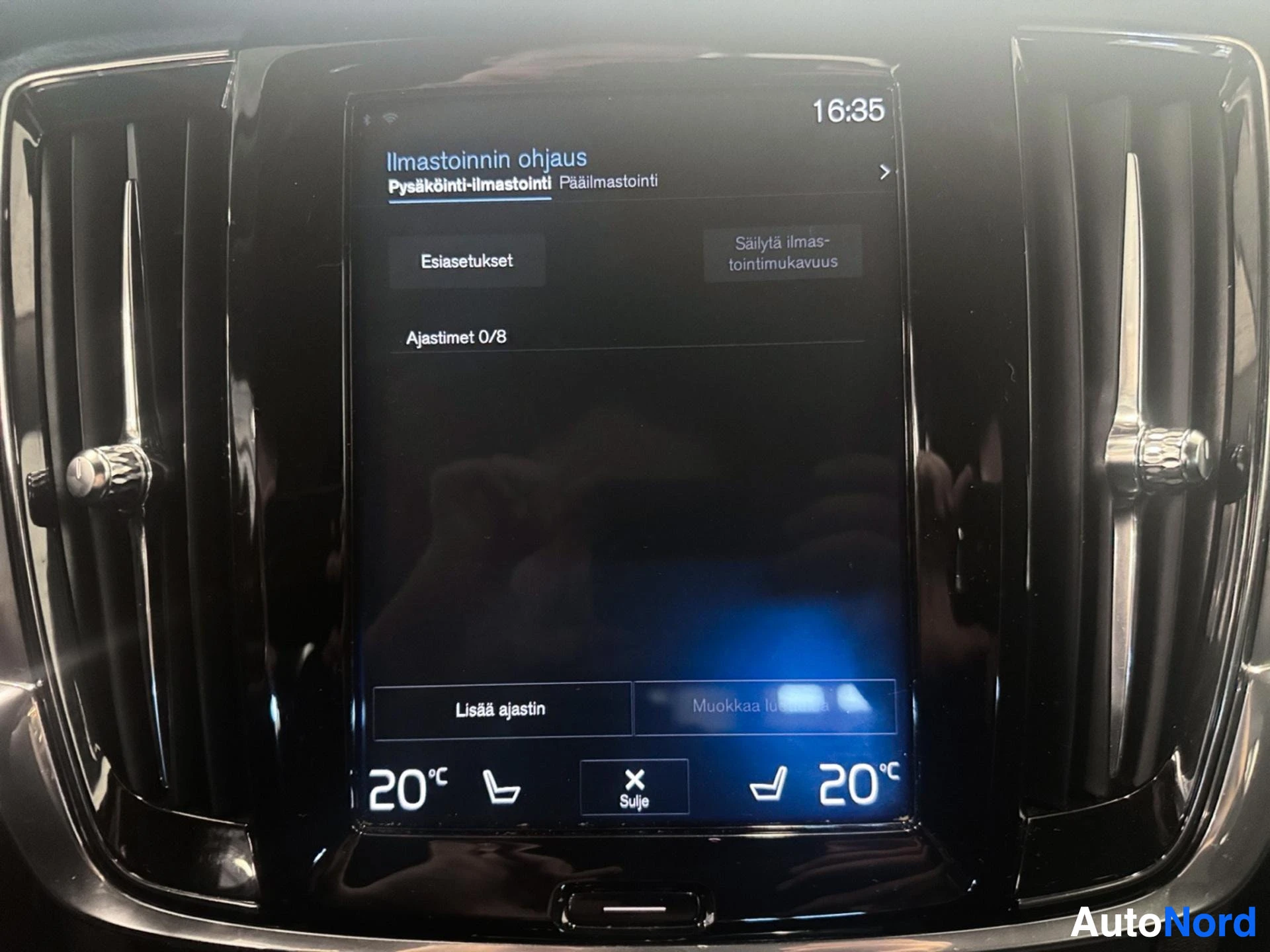 Infotainment menu screen displaying air quality and climate information