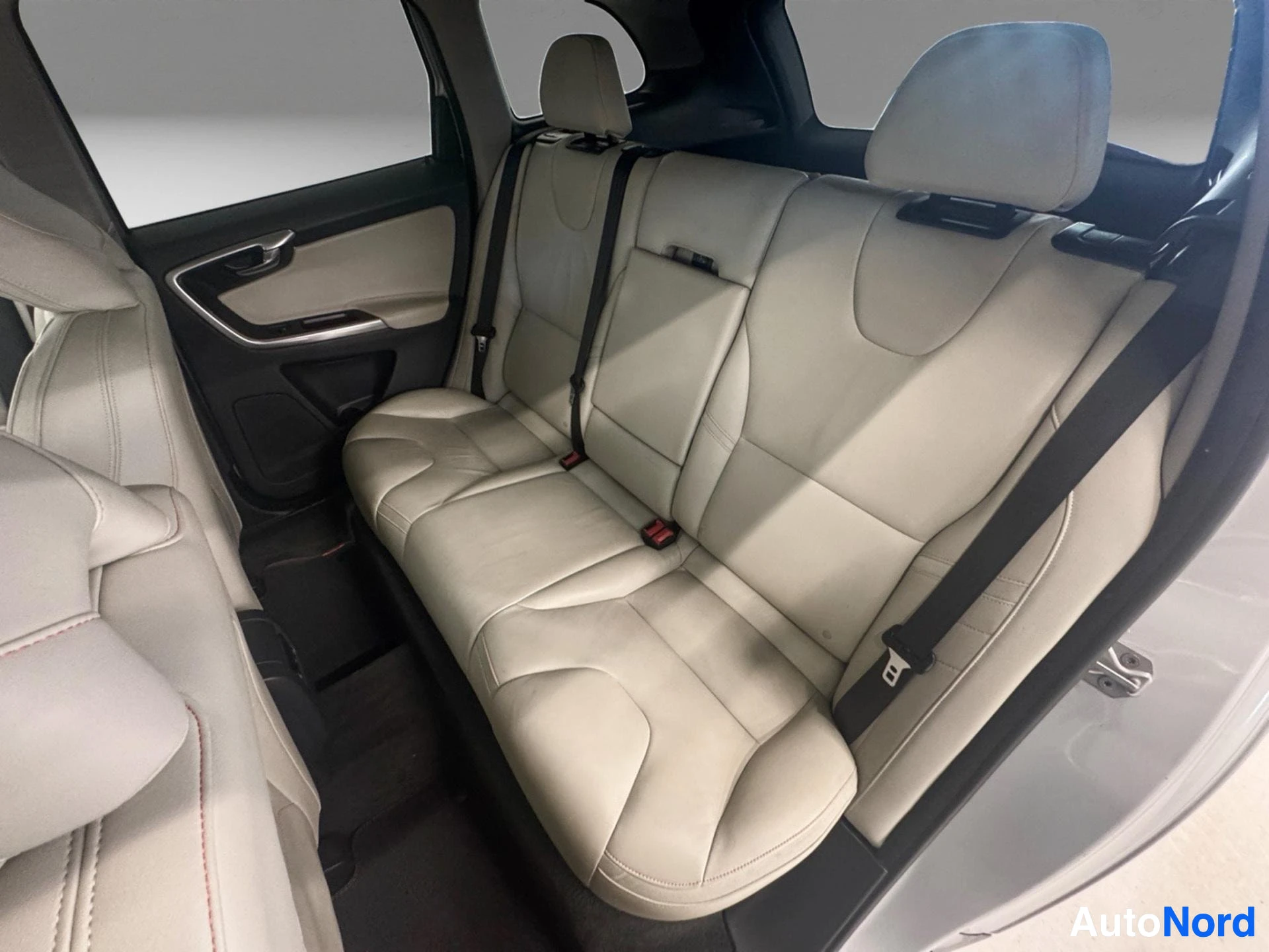 Volvo XC60, takaistuin, vaaleat nahkaistuimet, kolmen henkilön paikka
