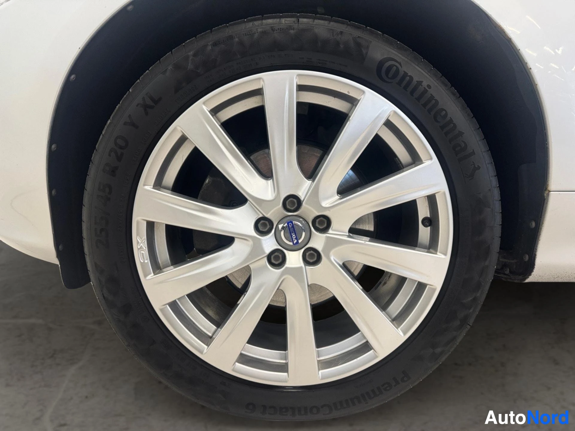 Valkoinen vanne Continental-renkaalla, Volvo-logo keskellä vantaa