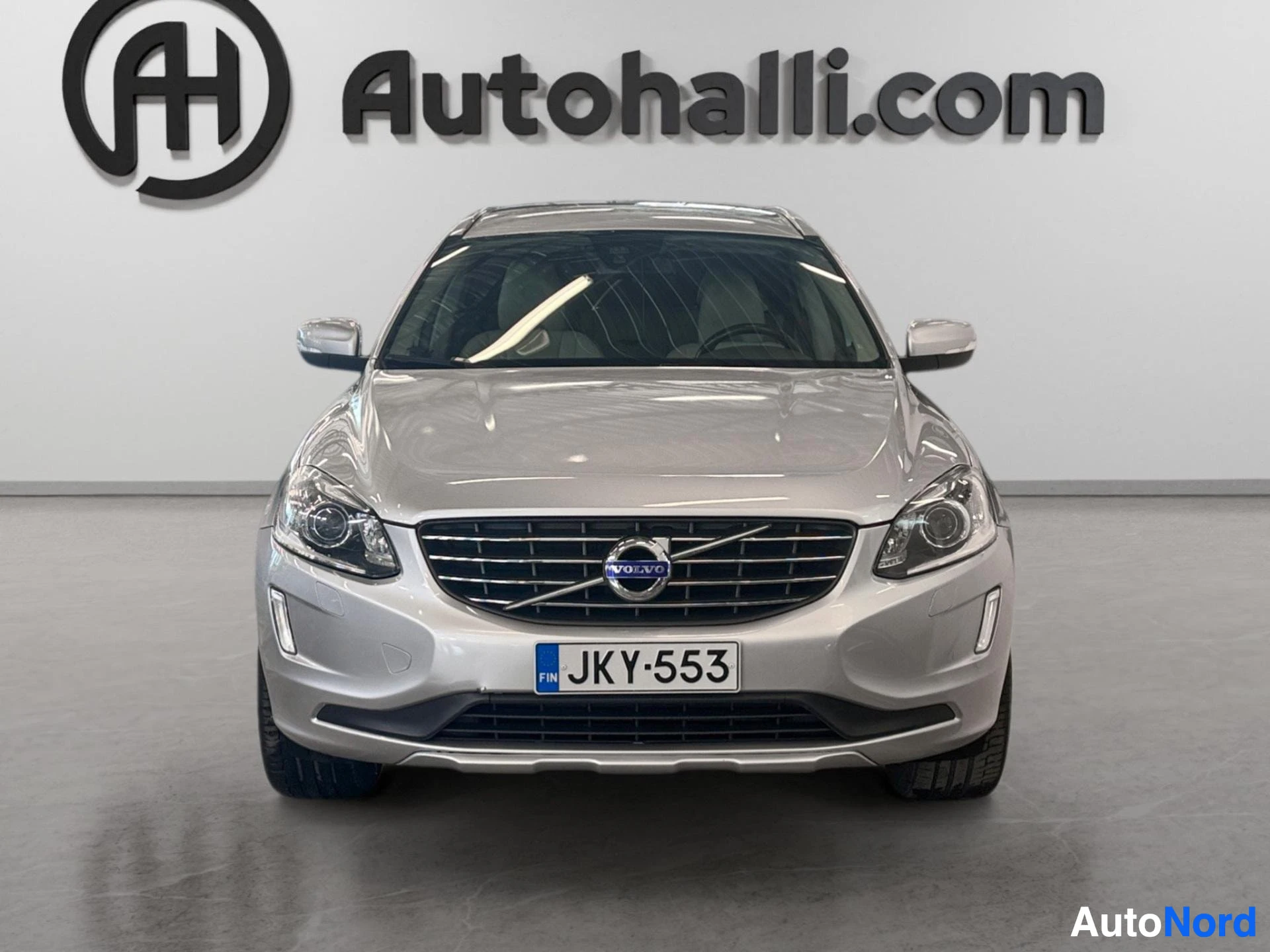 Hopea Volvo XC60 etupuolen näkymä suoraan edestä