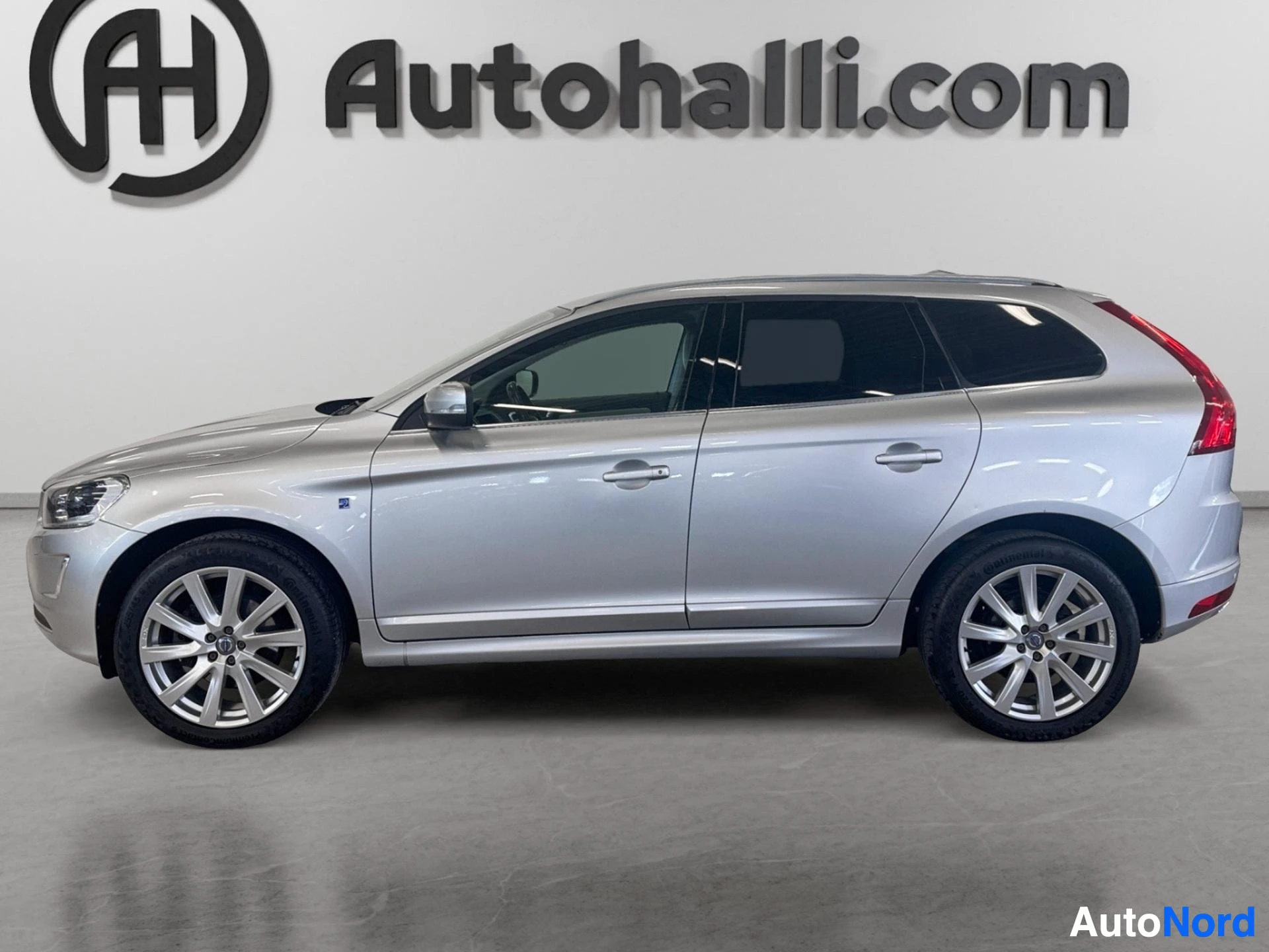 Hopea Volvo XC60 sivu vasemmalta, kokonaisuus näkyvissä