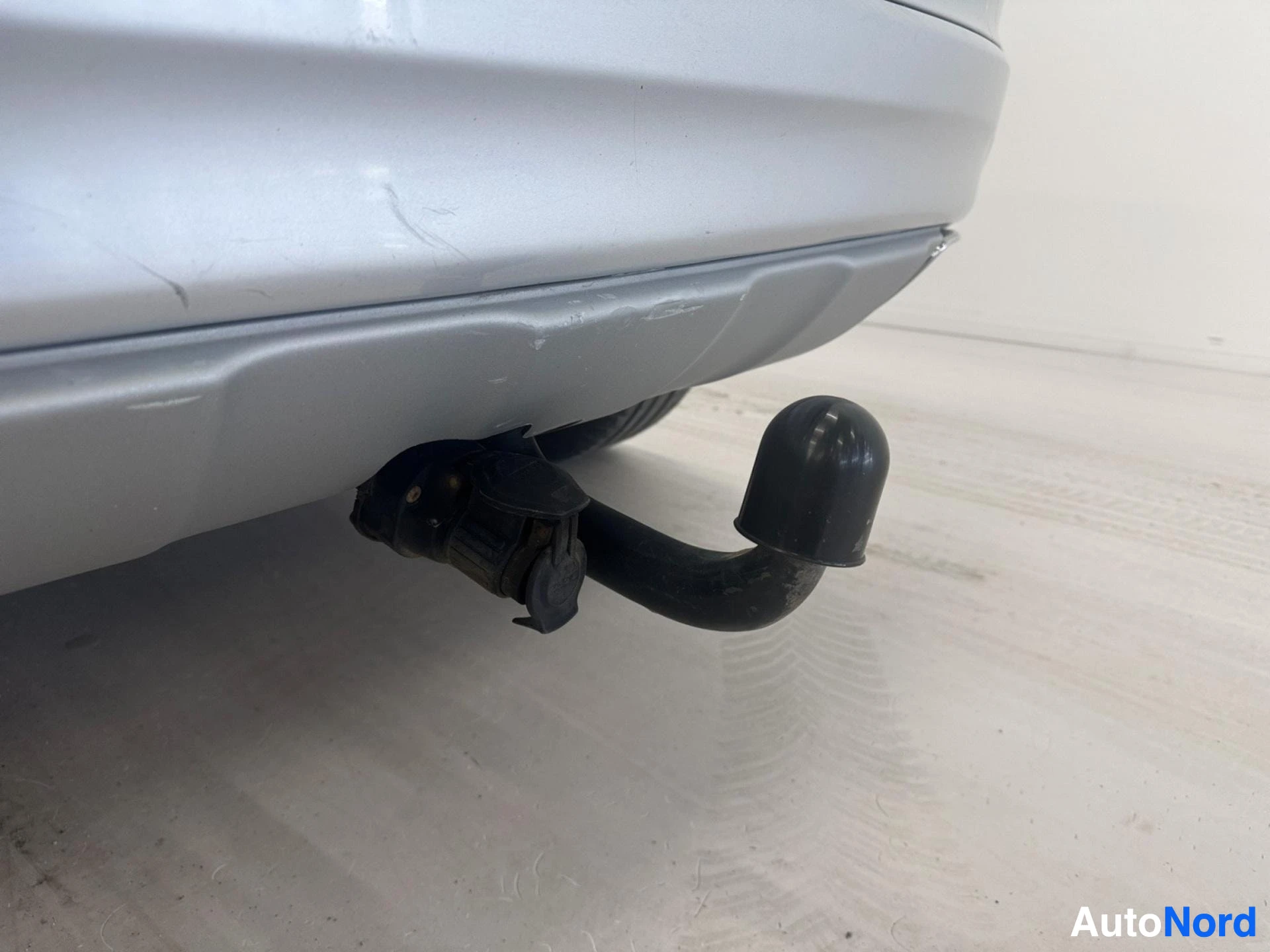Musta vetokoukku autossa takapään alaosassa