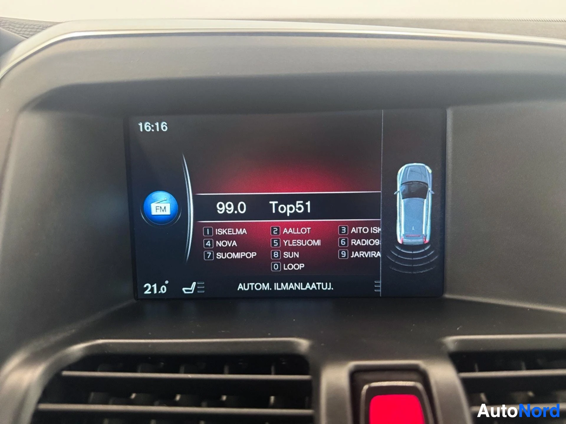 Keskuskonsooli näyttää radion ja navigaation sekä lämpötilan