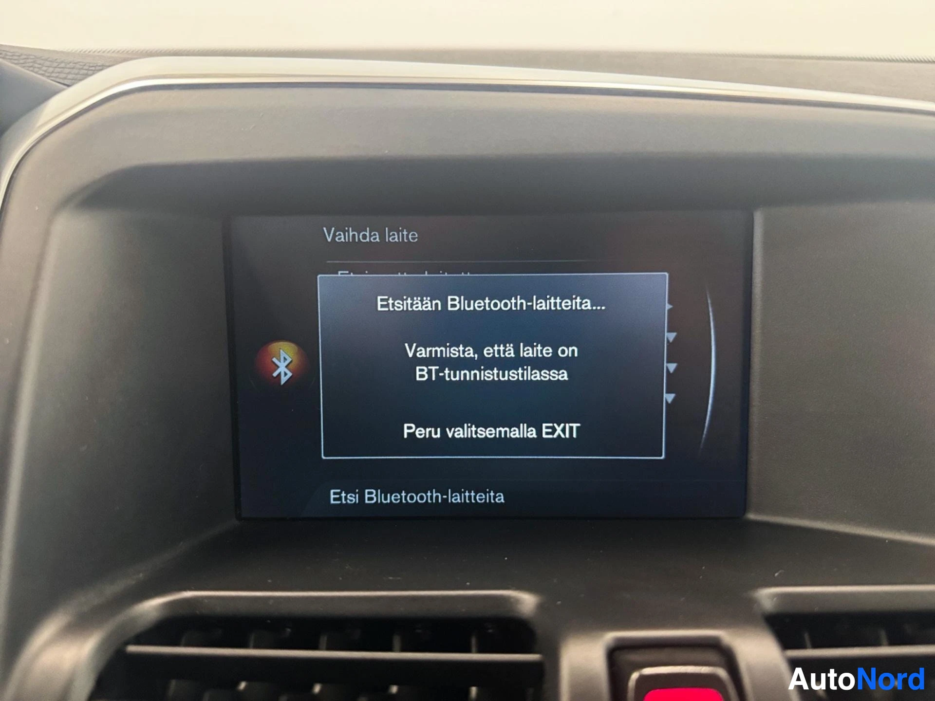 Näytöllä Bluetooth-laitteiston viesti ja valikot