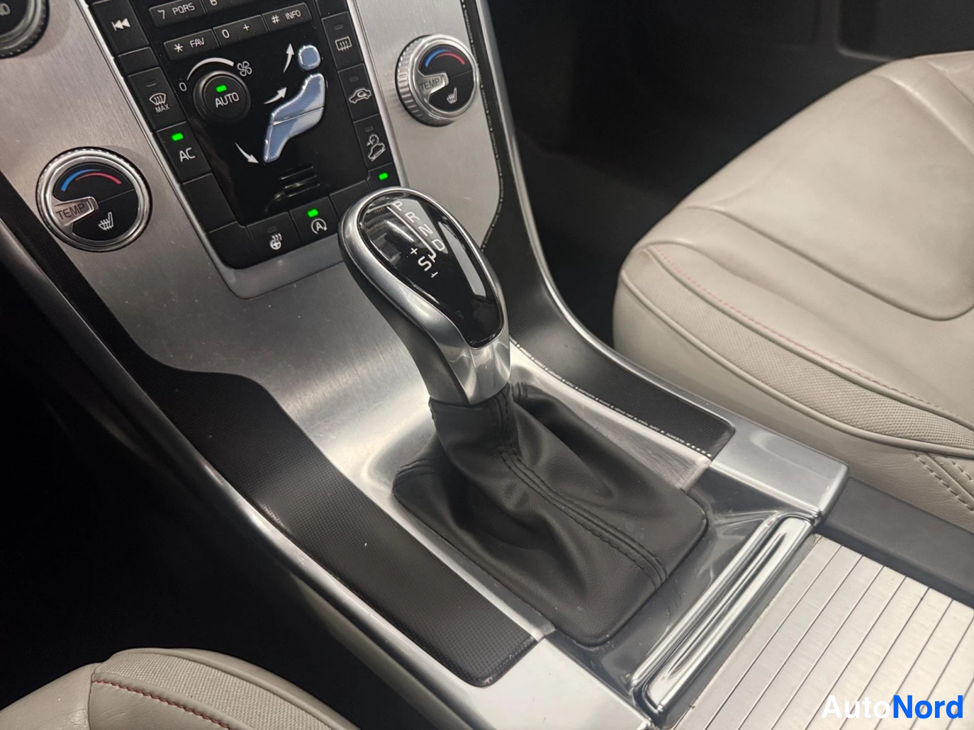 Automaattinen vaihteisto ja ohjaus sekä beige istuin