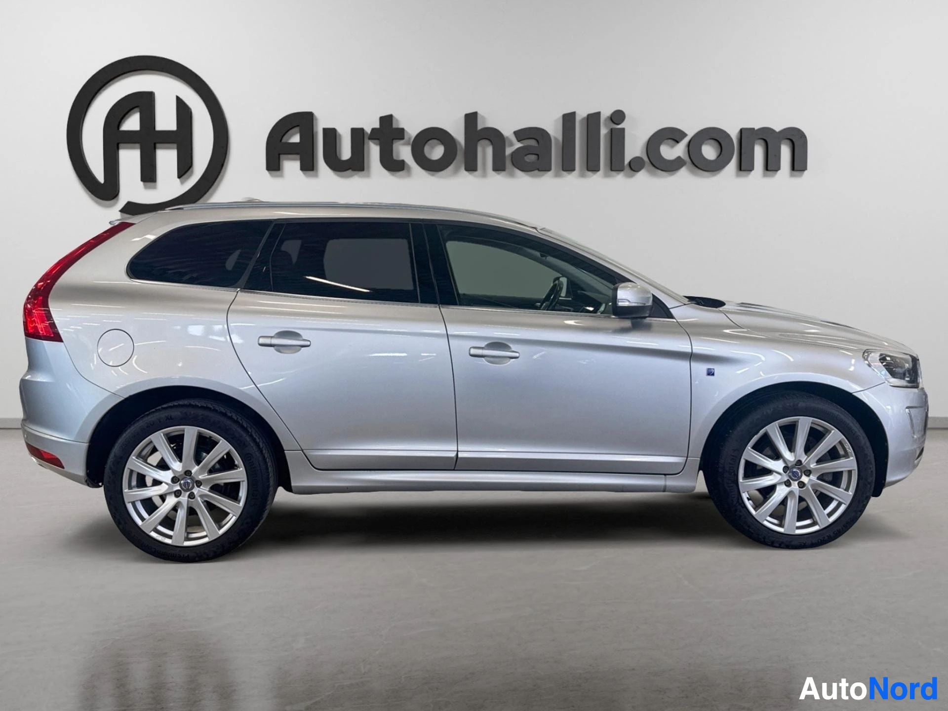 Hopea Volvo XC60 sivunäkymä oikealta puolelta