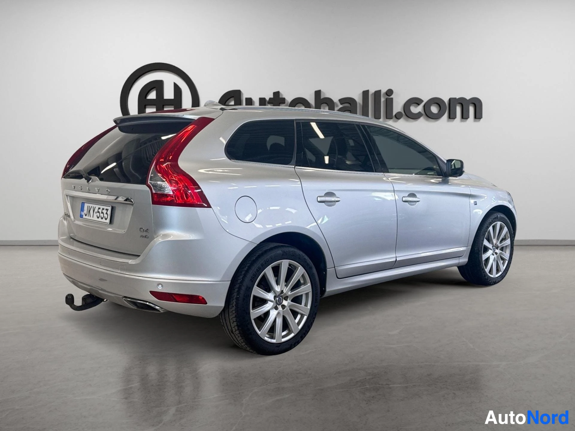 Hopea Volvo XC60 takaa kulmasta, takaluukku auki