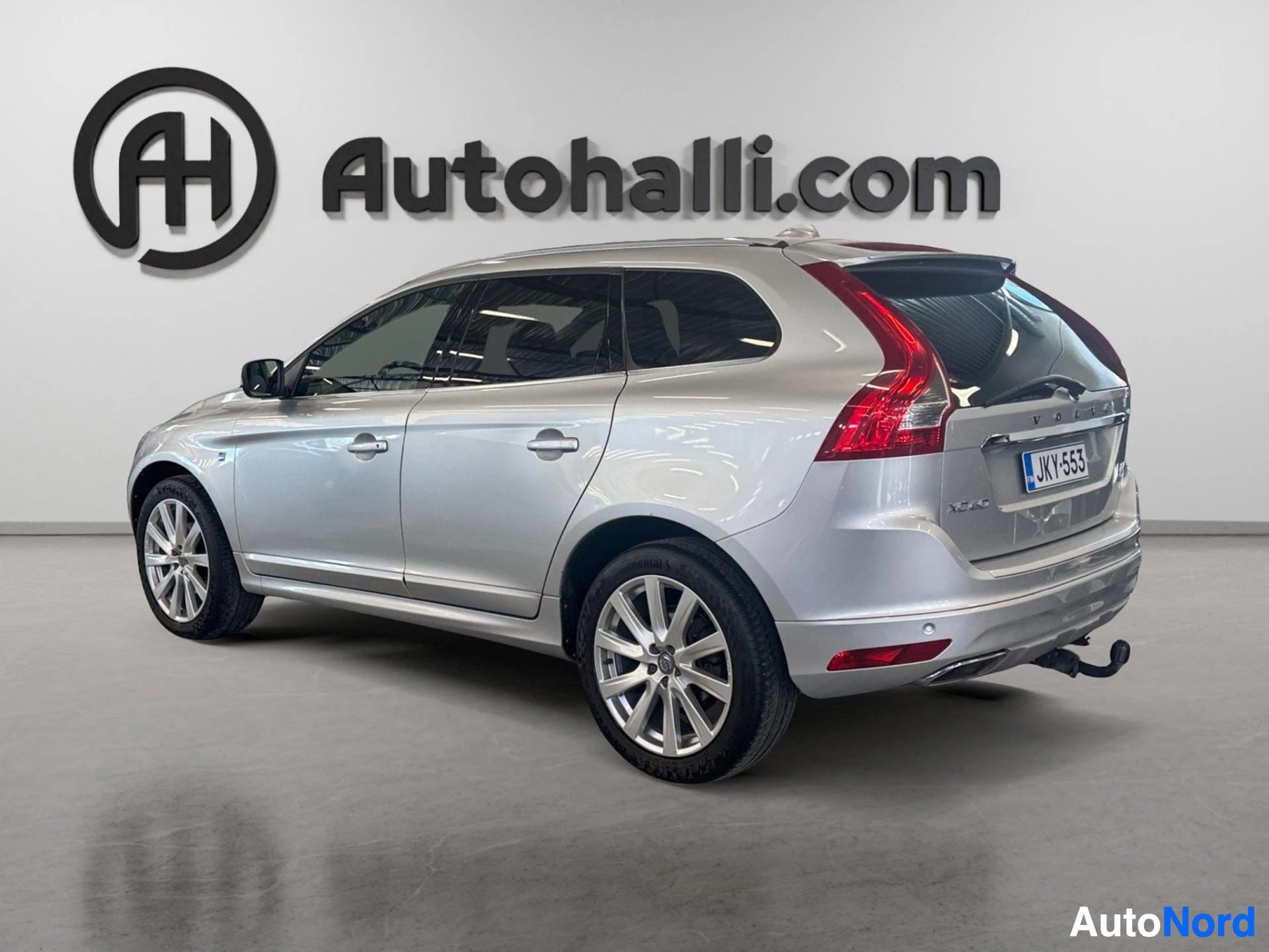 Hopea Volvo XC60 takaa kulmasta, takaluukku auki