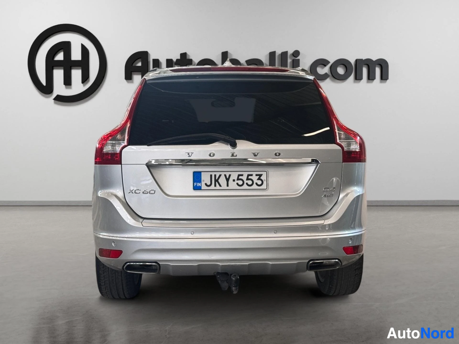 Hopea Volvo XC60 takaa, tarkkailu rekisterikilvellä