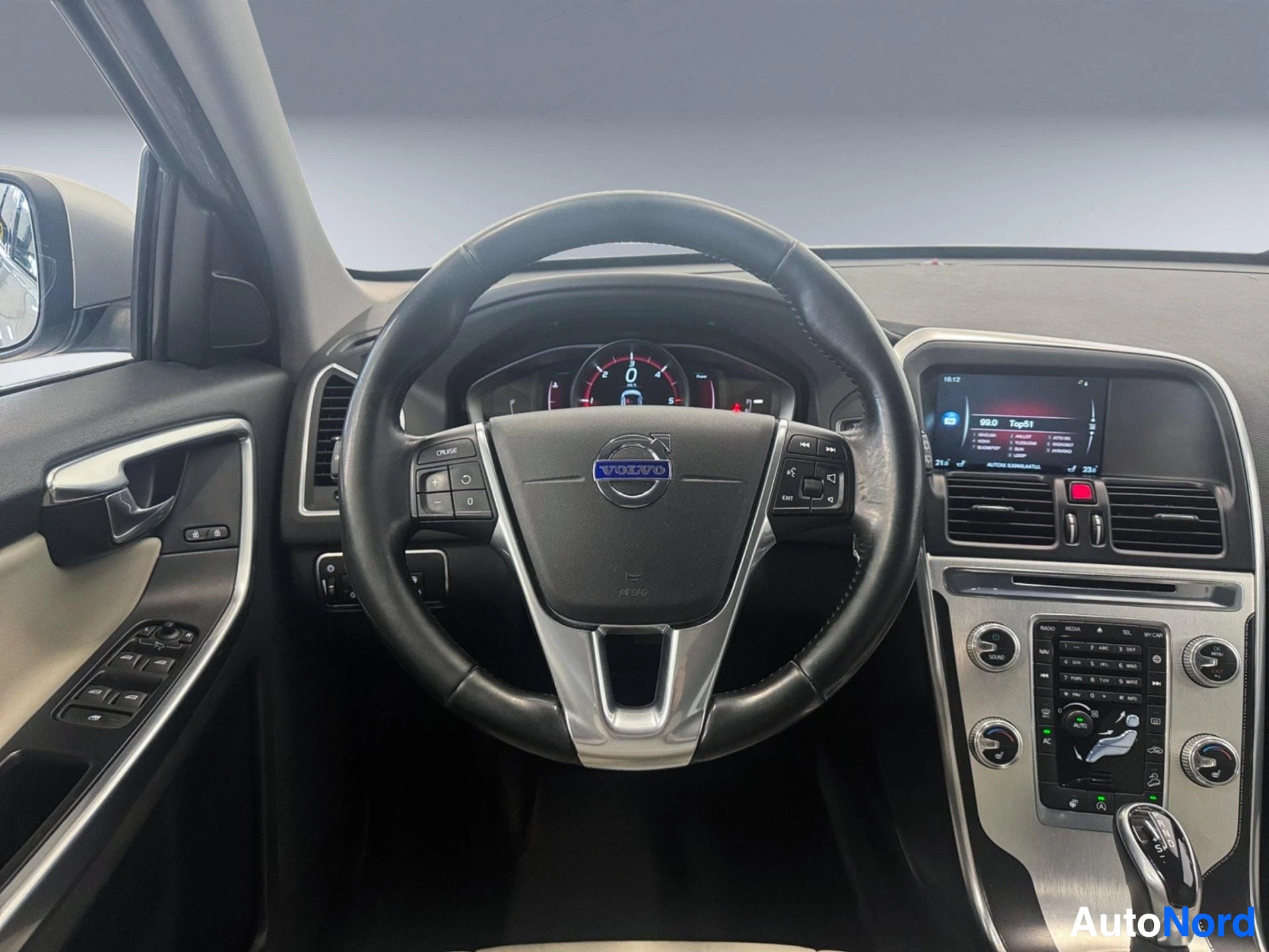 Volvo steerikko ja mittaristo, tummaa nahkaa ja ilmanvaihtimen näytöllä tietoja