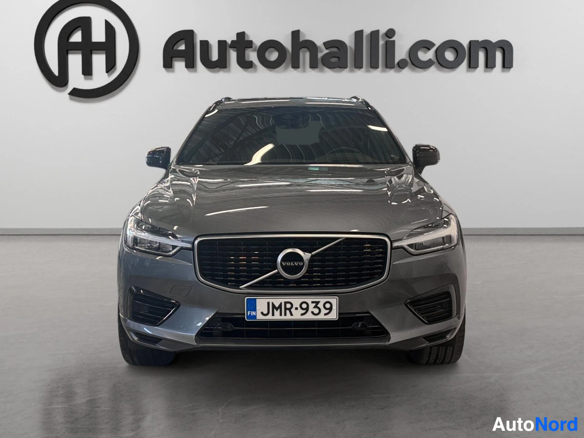 Volvo XC60 etunäkymä mustavalkoisella grilillä ja logolla