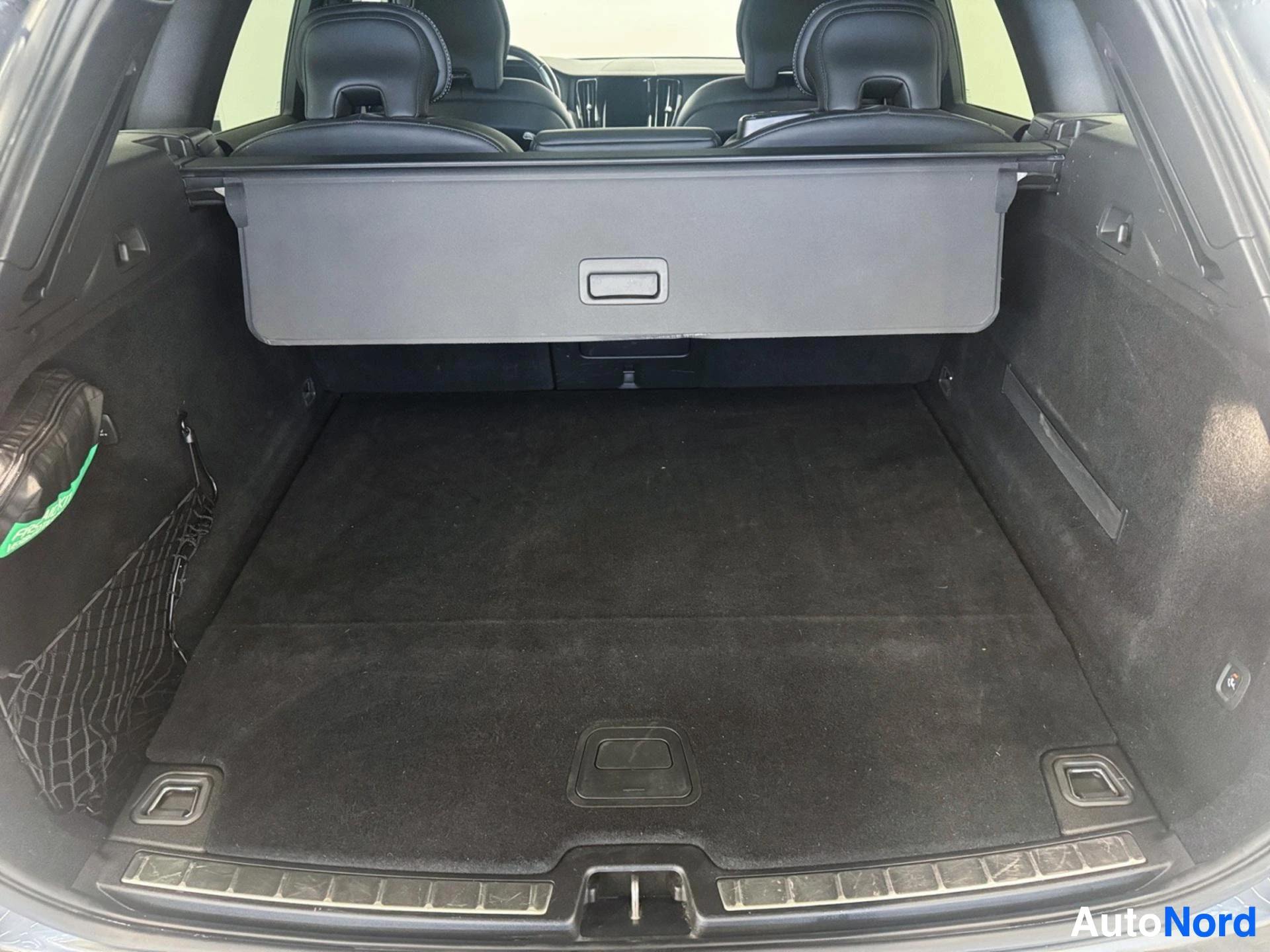 Cargo area with retractable cover and black upholstered rear seats