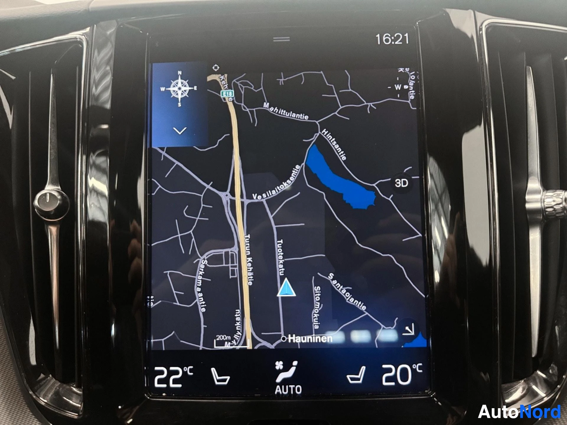 Navigation system displaying map with dual climate control settings
