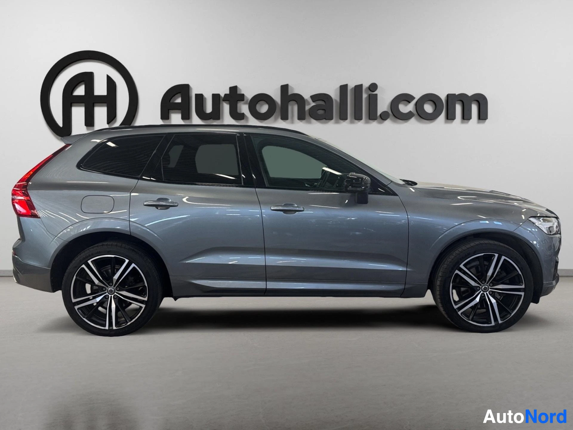 Harmaa Volvo XC60 sivunäkymä oikealta, neljän oven SUV