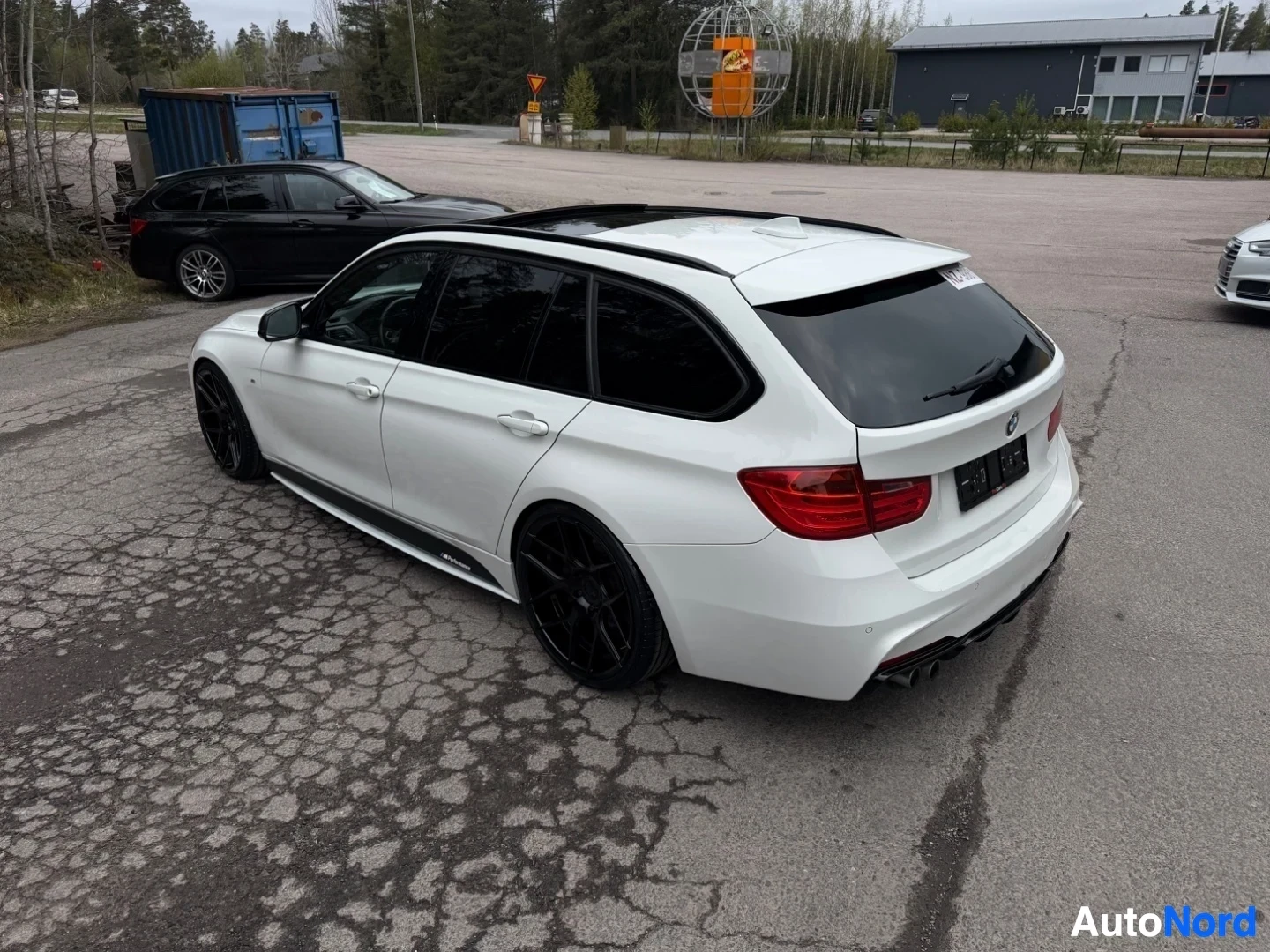 Valkoinen BMW farmari, takaosa ja oikea sivu