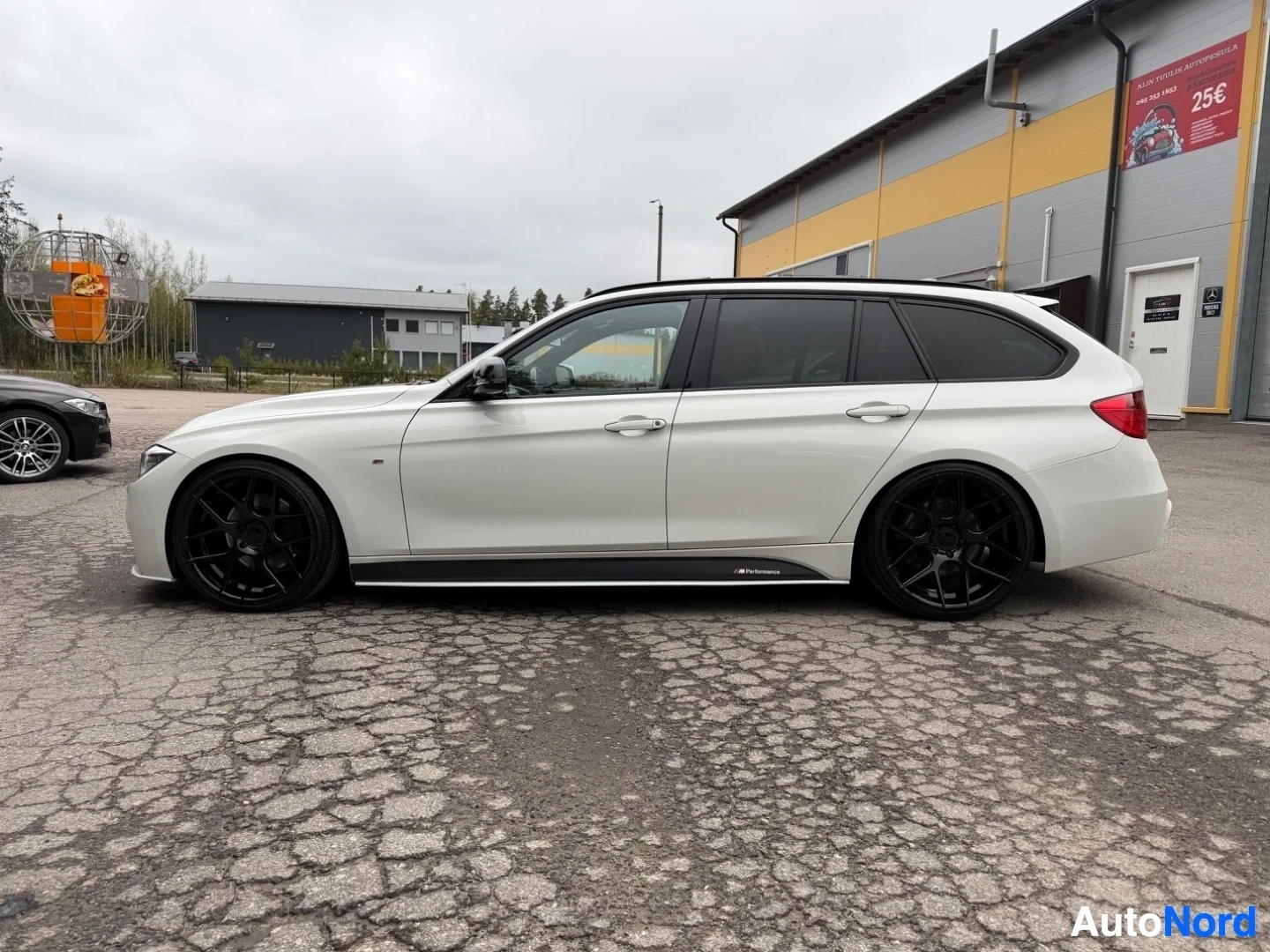 Valkoinen BMW farmari, vasen sivu kokonaisuudessaan