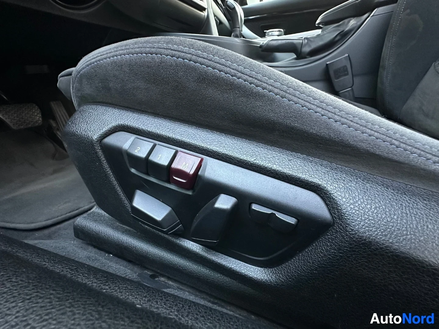 Vasemman puolen istuimen säätöpainikkeet ja nahkainen armrest