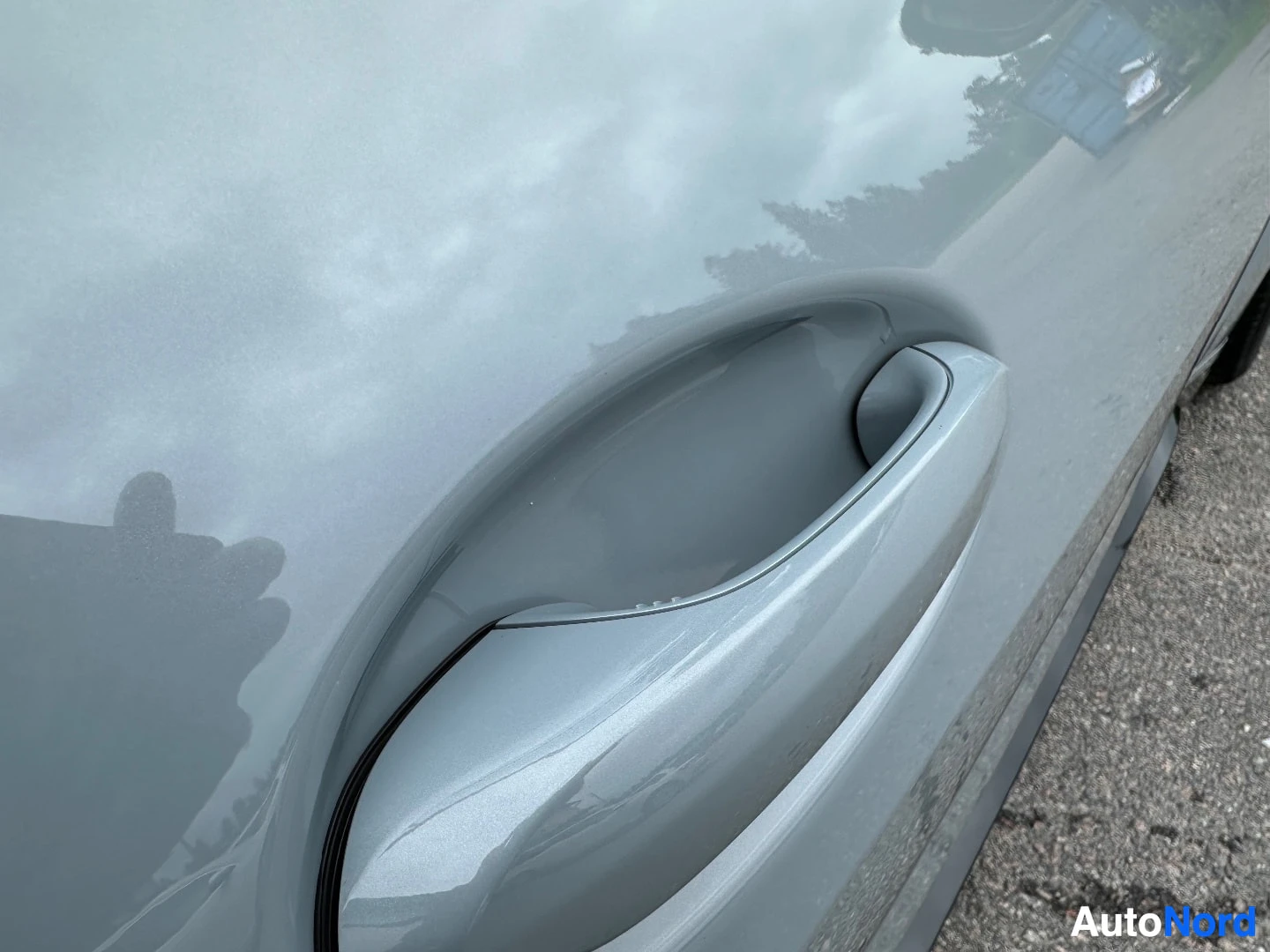 Door handle detail on white car exterior