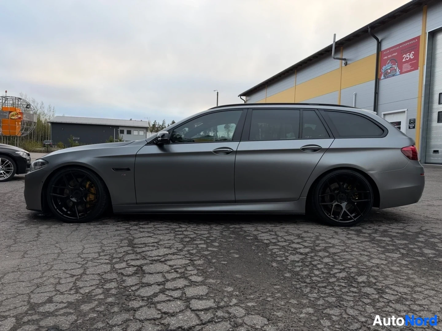 Harmaa BMW farmari sivusta koko auto näkymä pysäköintialueella
