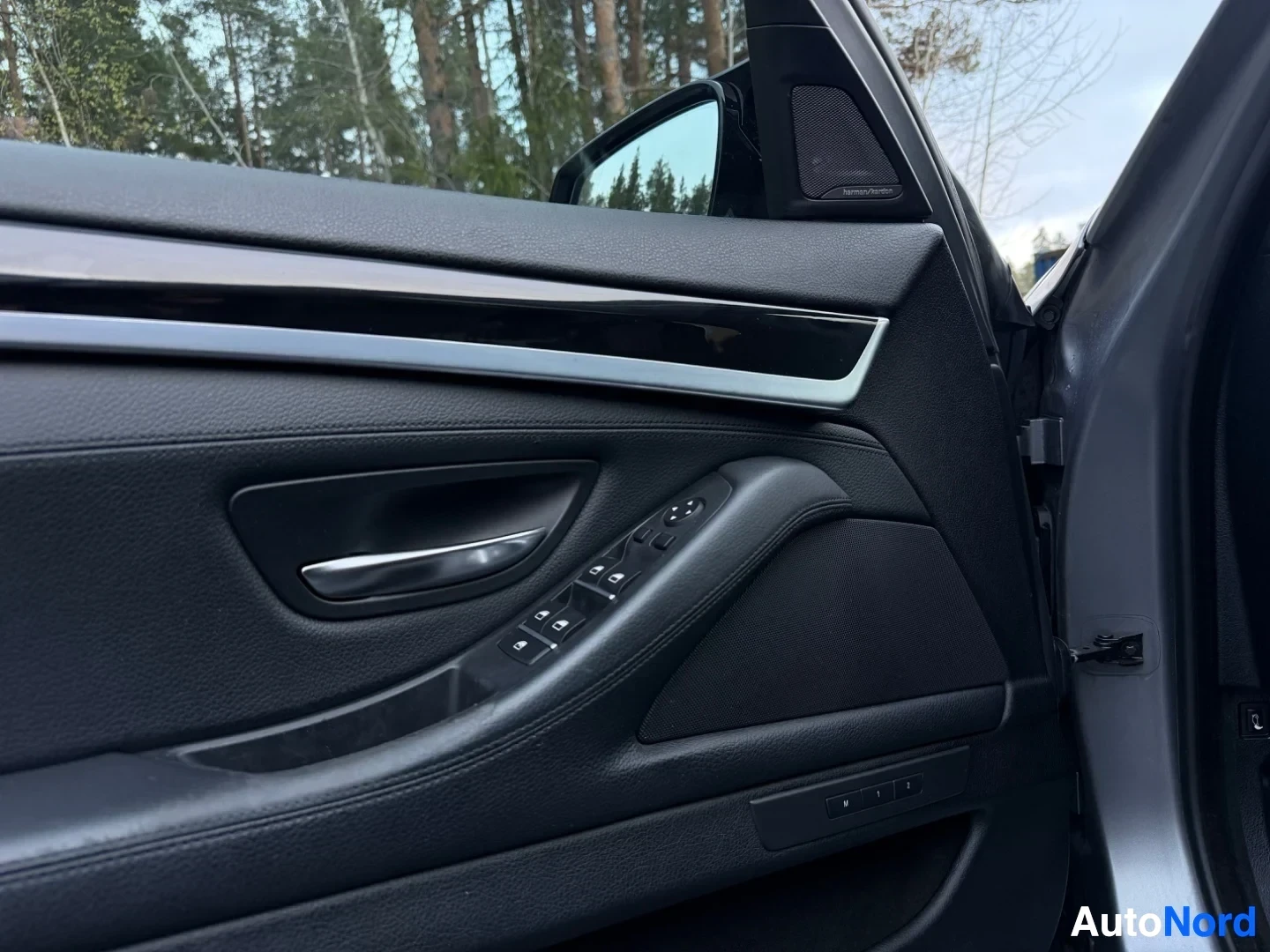 Auton ovenreuna ja sähköisten ikkunoiden painikkeet