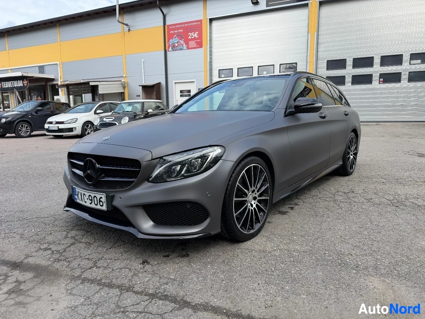 Mercedes-Benz farmari harmaa, etukulma näkymä pysäköintihallin pihalla