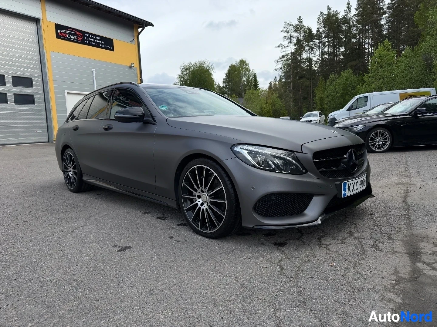 Harmaa Mercedes-Benz farmari näkymä edestä vasemmalta