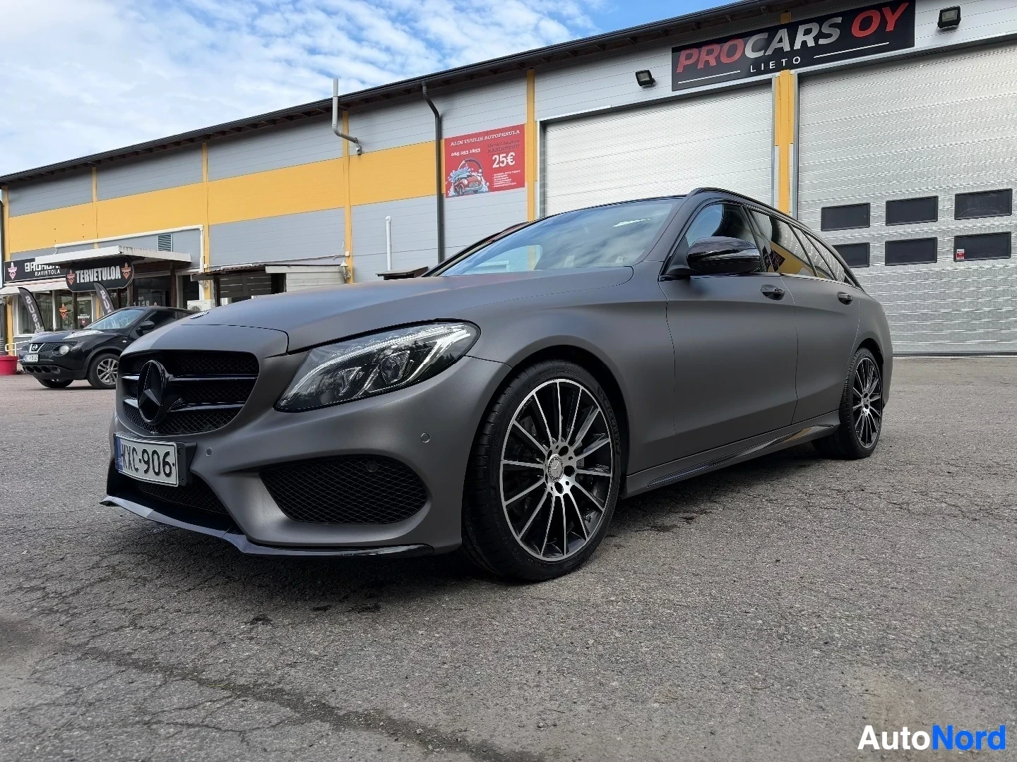 Mercedes-Benz farmari harmaa, sivusta kuvattuna pysäköintialueella