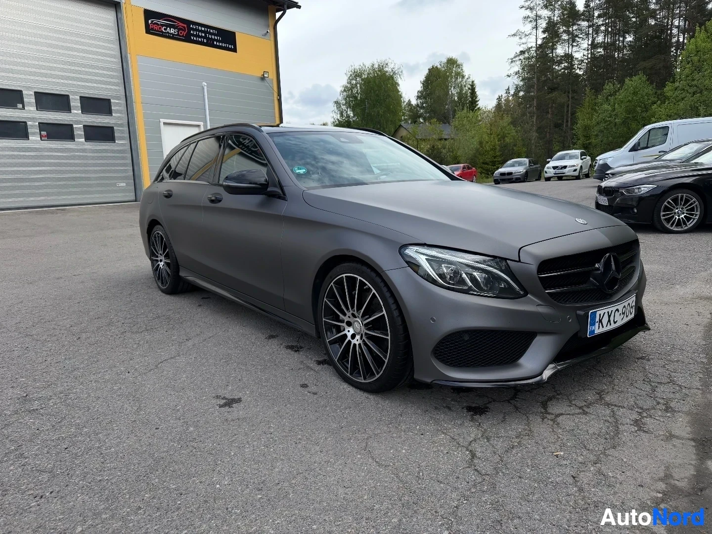 Harmaa Mercedes-Benz farmari näkymä edestä oikealta