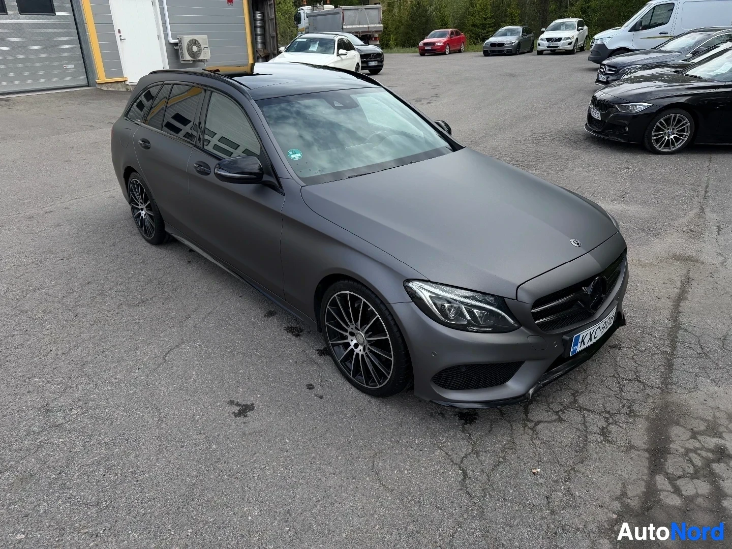 Harmaa Mercedes-Benz farmari ylhäältä kauempaa