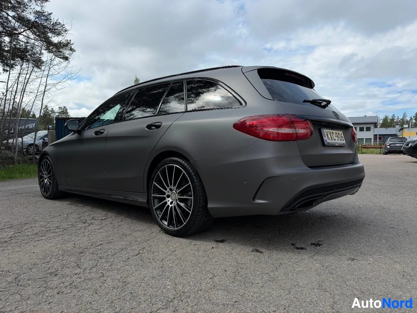 Harmaa Mercedes-Benz farmari kuvattu takaviistosta oikealta puolelta