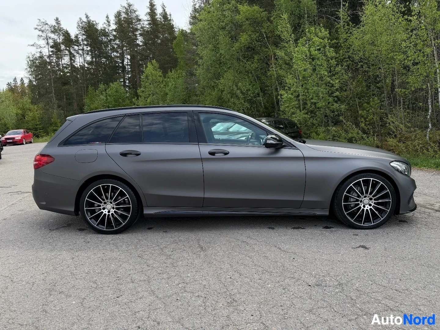 Harmaa Mercedes-Benz farmari sivunäkymä oikealta