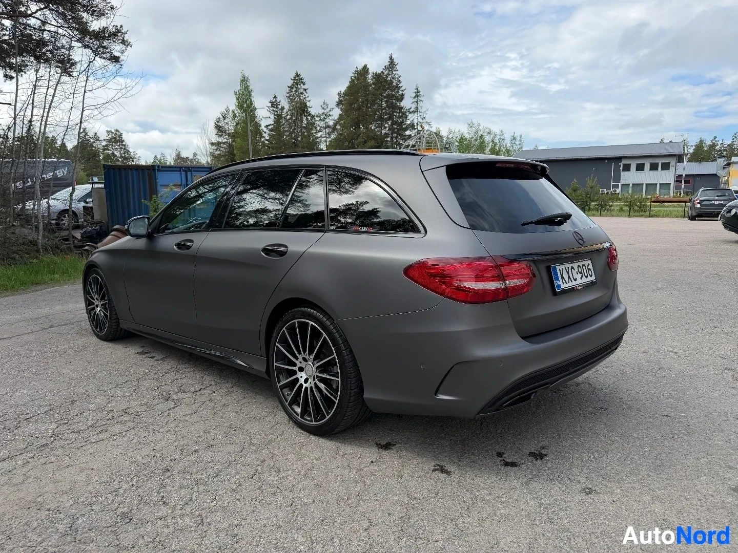 Harmaa Mercedes-Benz farmari kuvattu sivusta vasemmalta puolelta