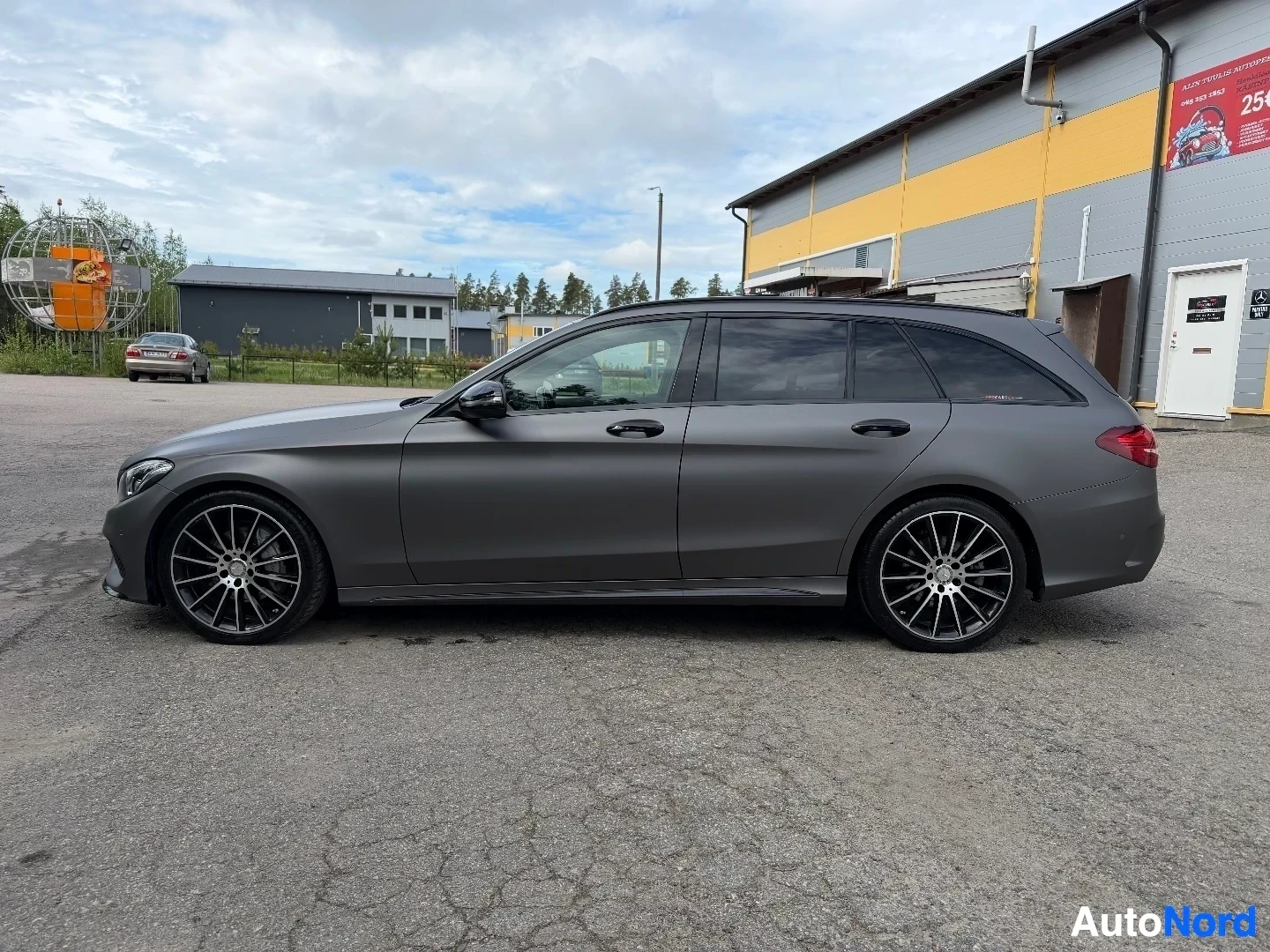 Harmaa Mercedes-Benz farmari kuvattu sivusta vasemmalta puolelta