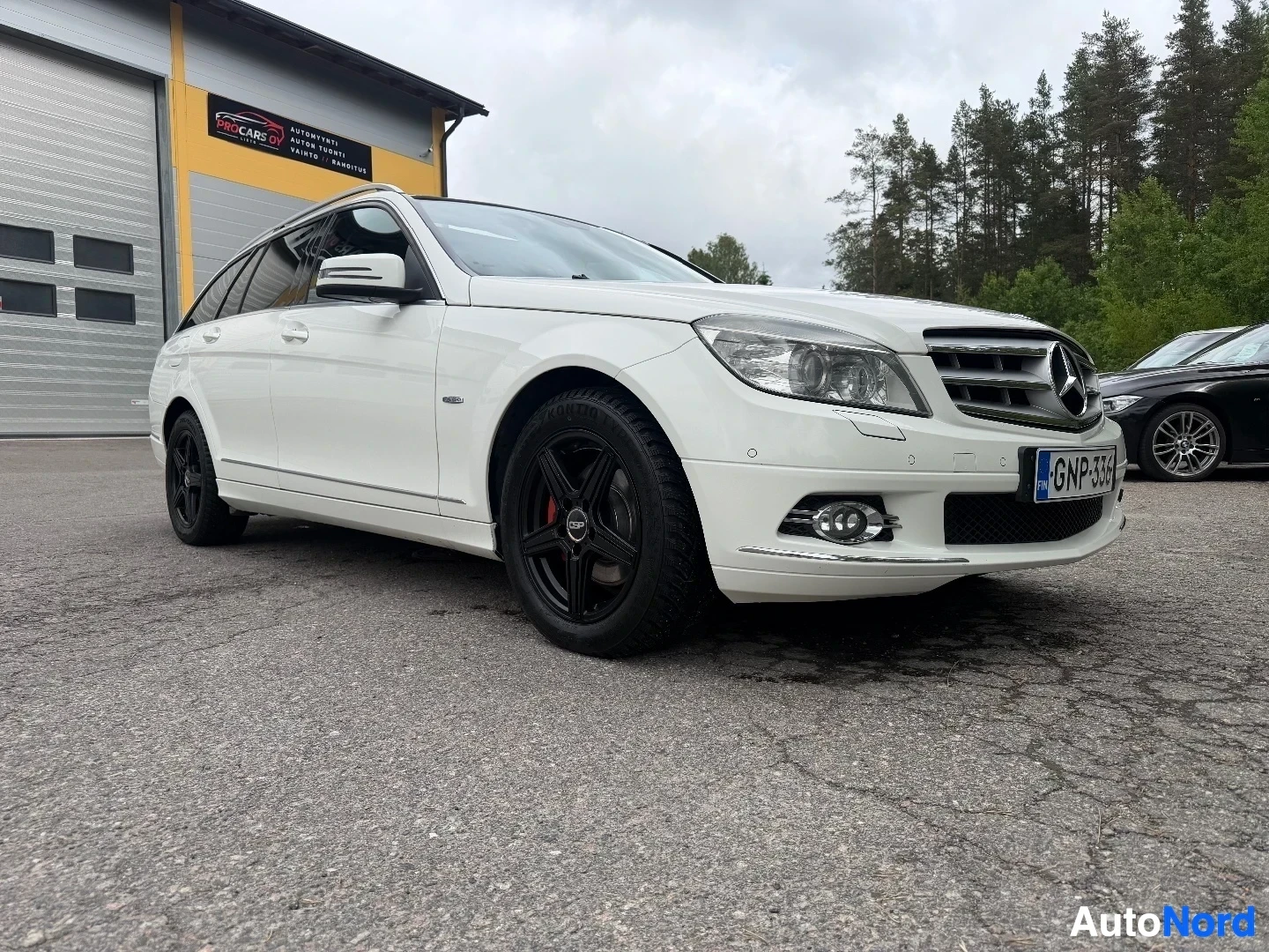 Valkoinen Mercedes-Benz farmari etupuolelta oikealta näkymällä