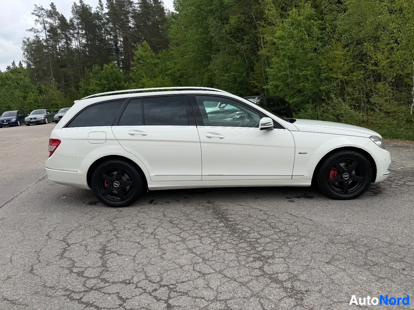 Valkoinen Mercedes-Benz farmari sivulta vasemmalta näkymällä