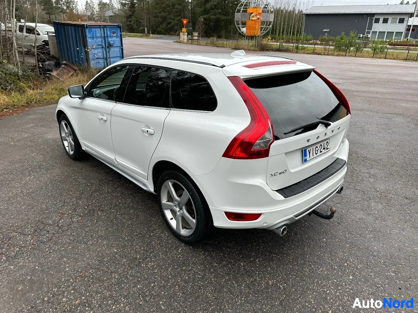 Valkoinen Volvo XC60 takakolmioprofiili, punainen katto-osa, punaiset takavalot