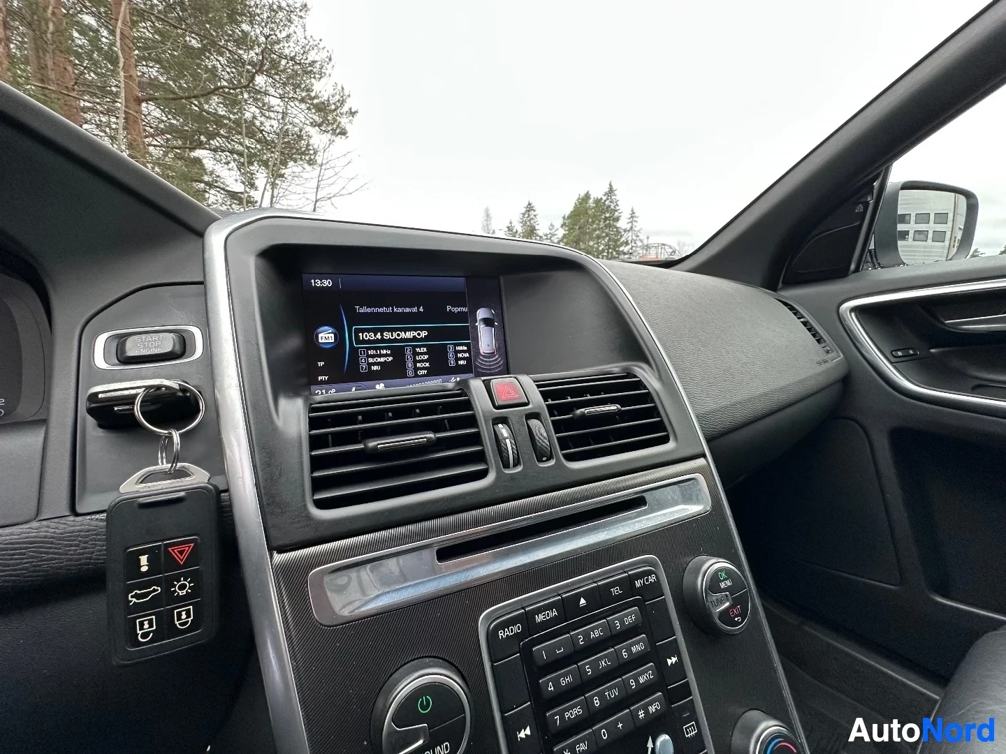 Kuljettajan näkymä kojelaudalle, infotainment-järjestelmä, radio ja ilmastointi näkyvissä