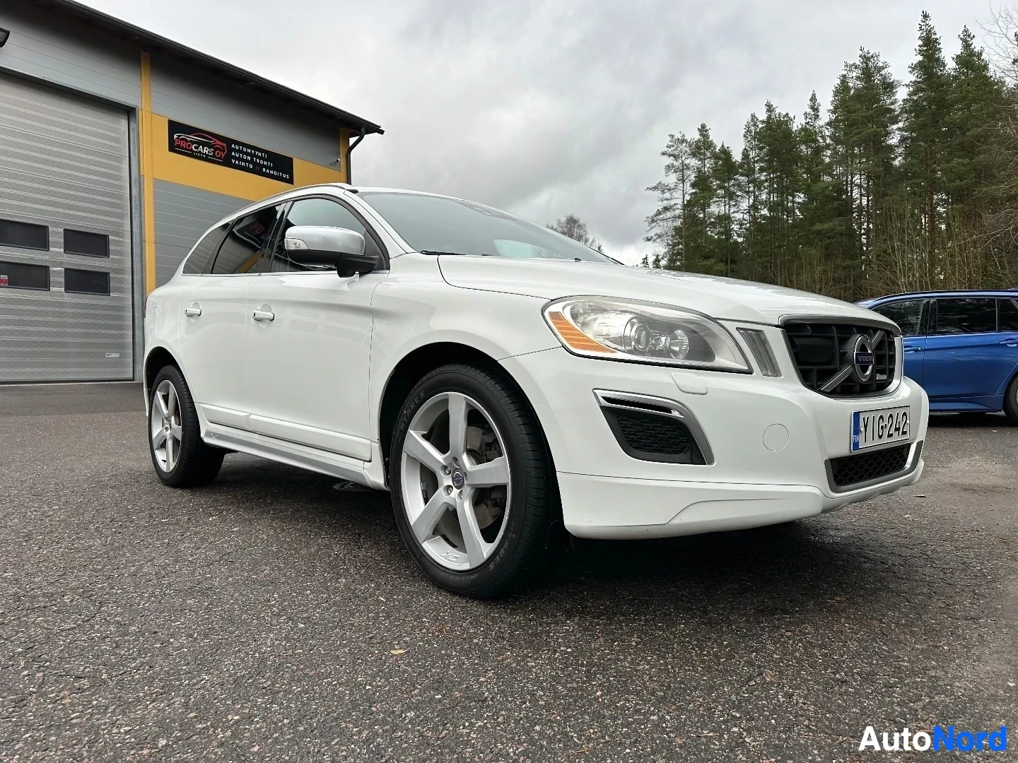 Valkoinen Volvo XC60 etulta kuvattuna oikeasta kulmasta