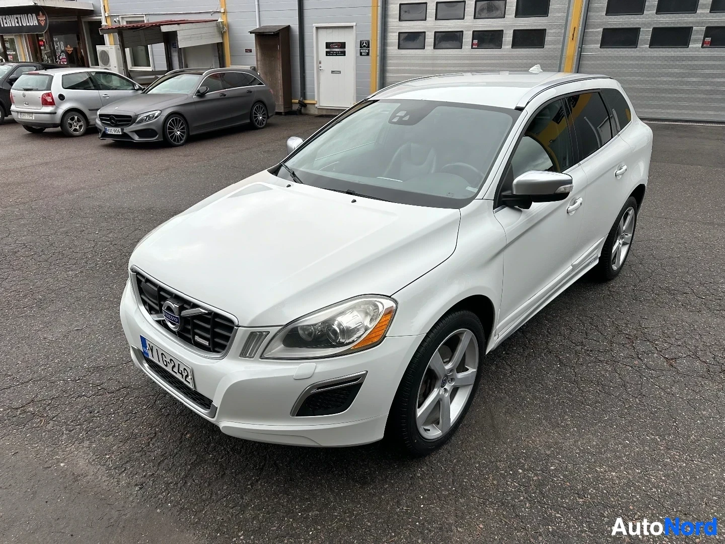 Valkoinen Volvo XC60 ilmakuvasta etupuolen näkymä autoliikkeen alueella