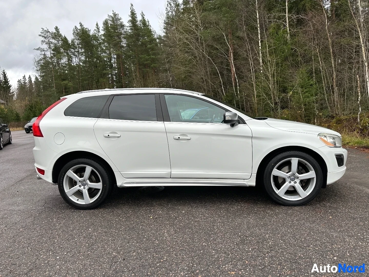 Valkoinen Volvo XC60 sivusta kuvattuna vasemmalta puolelta