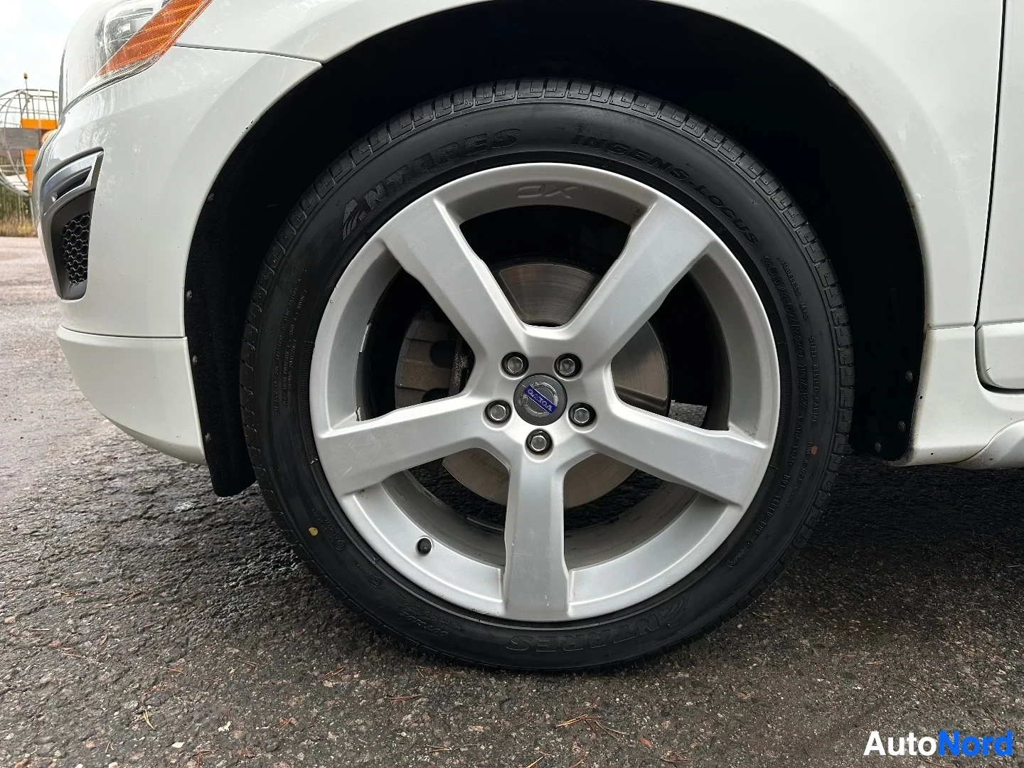 Valkoinen Volvo XC60 -mallin etupyörä ja etupuolen osa sivusta