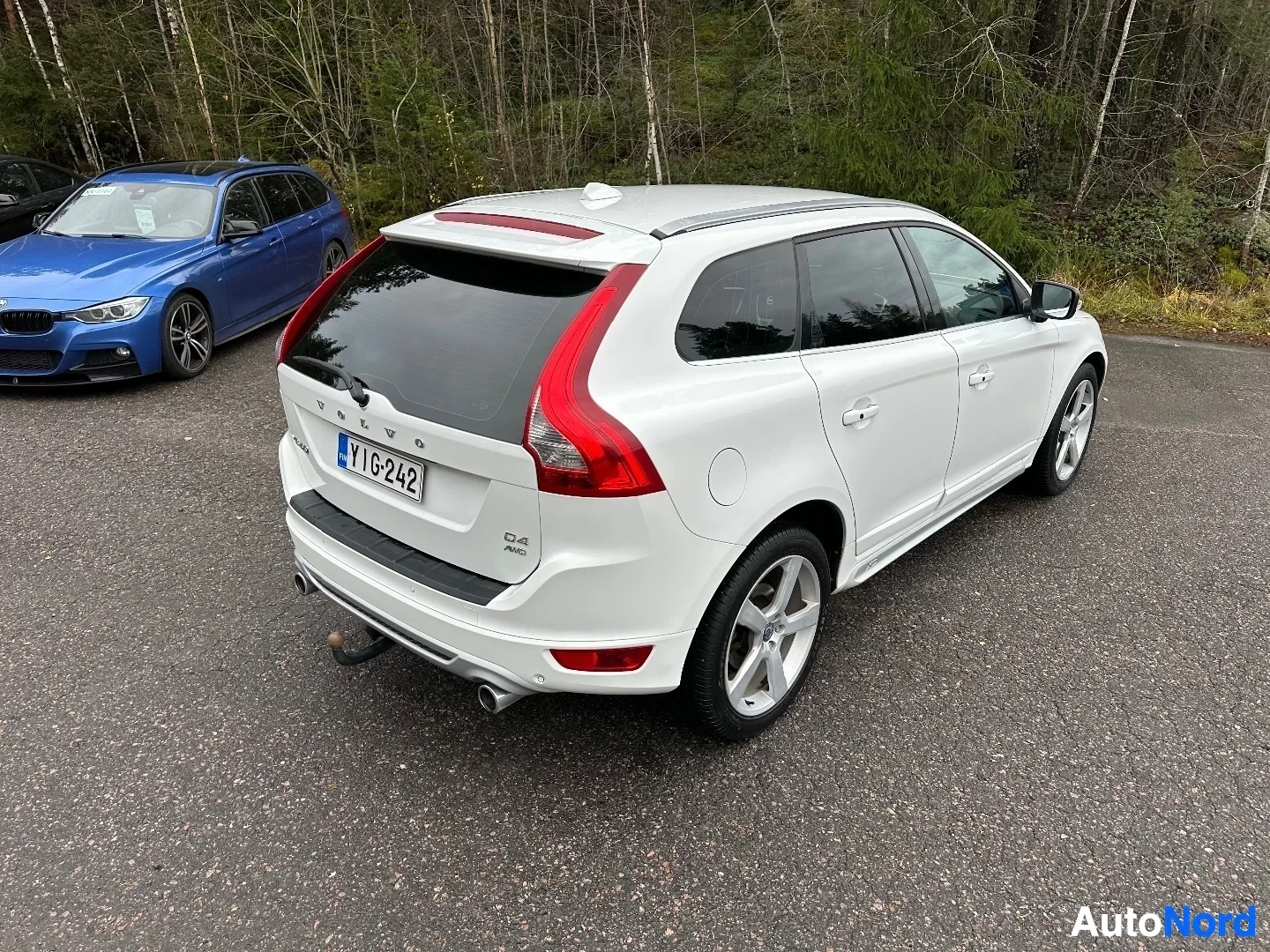 Valkoinen Volvo XC60 sivuprofiili kolmionäkymästä, punainen katto ja takavalot