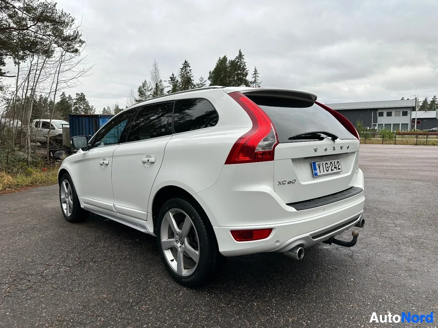 Valkoinen Volvo XC60 sivuprofiili, punainen taka-ääriviiva, punaiset takavalot