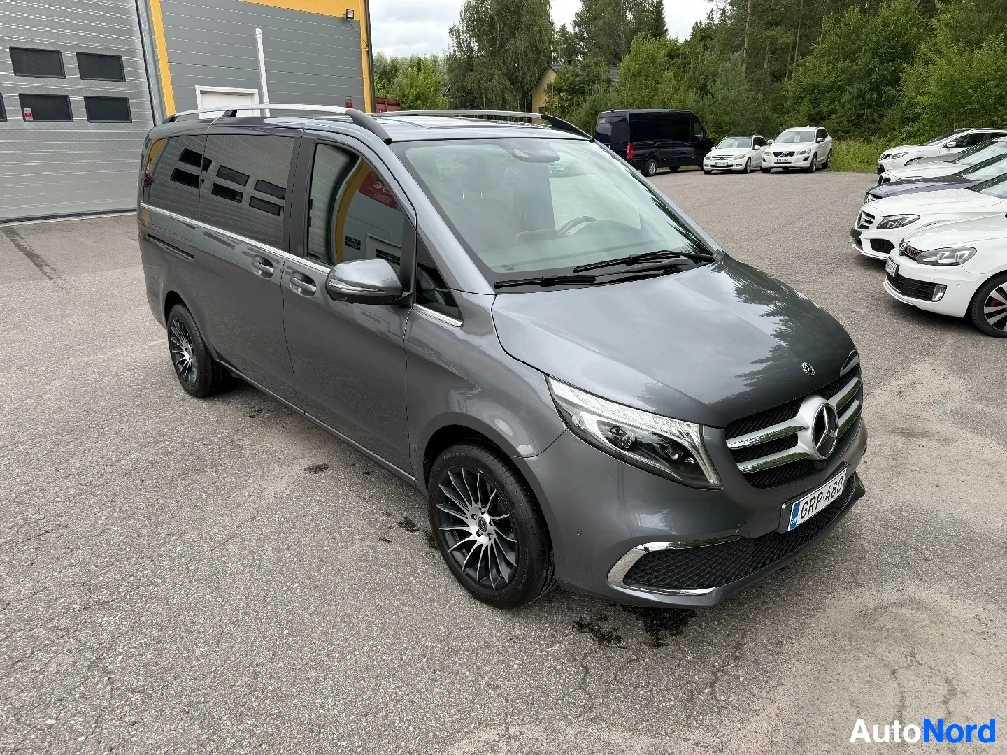 Harmaa Mercedes-Benz V-sarja pakettiautoksi rekisteröity, ylhäältä kuvattuna