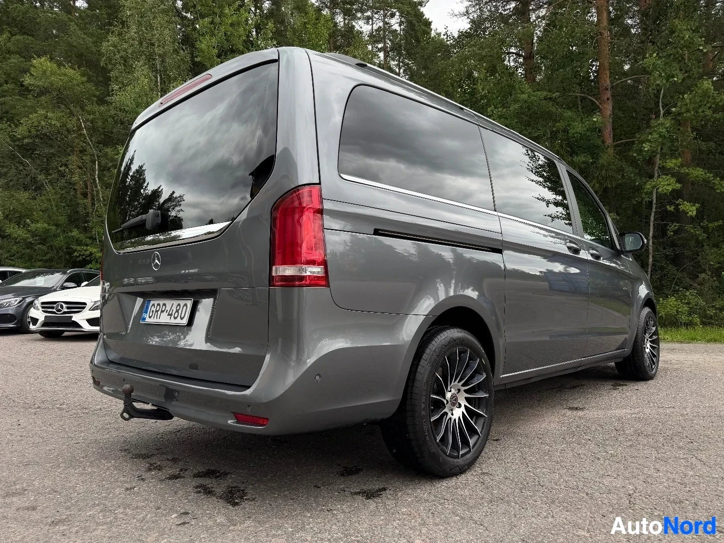 Harmaa Mercedes-Benz V-sarja pakettiautoksi rekisteröity, takapuoli vasemmalta