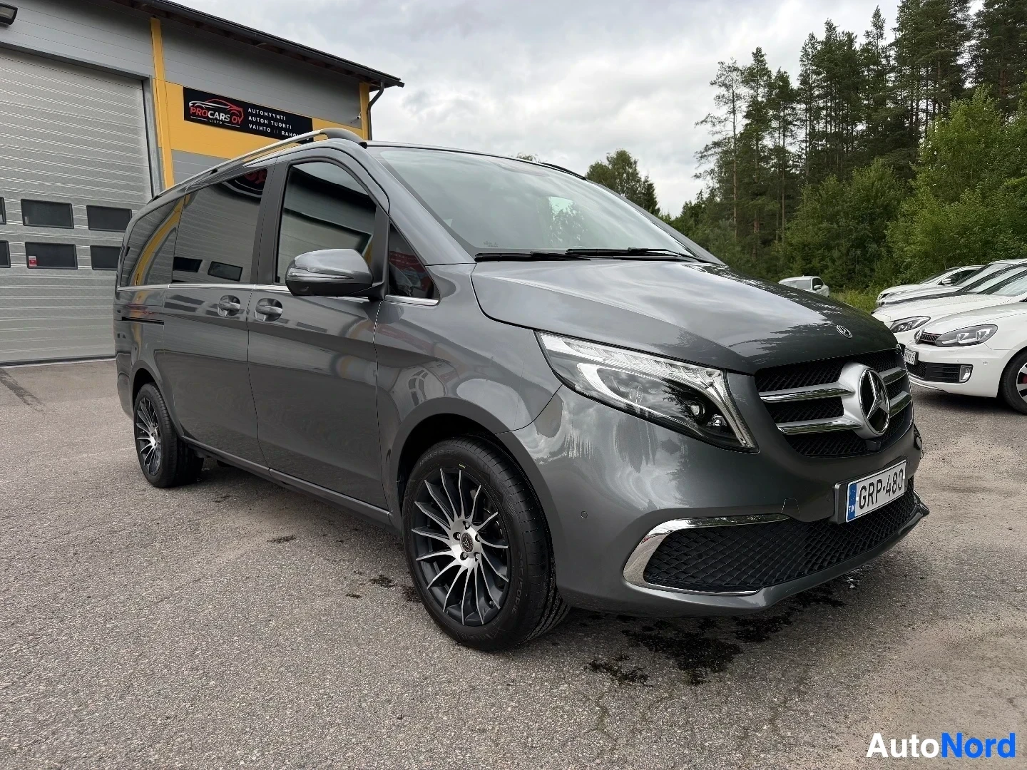 Harmaa Mercedes-Benz V-sarja pakettiautoksi rekisteröity, etupuoli vasemmalta
