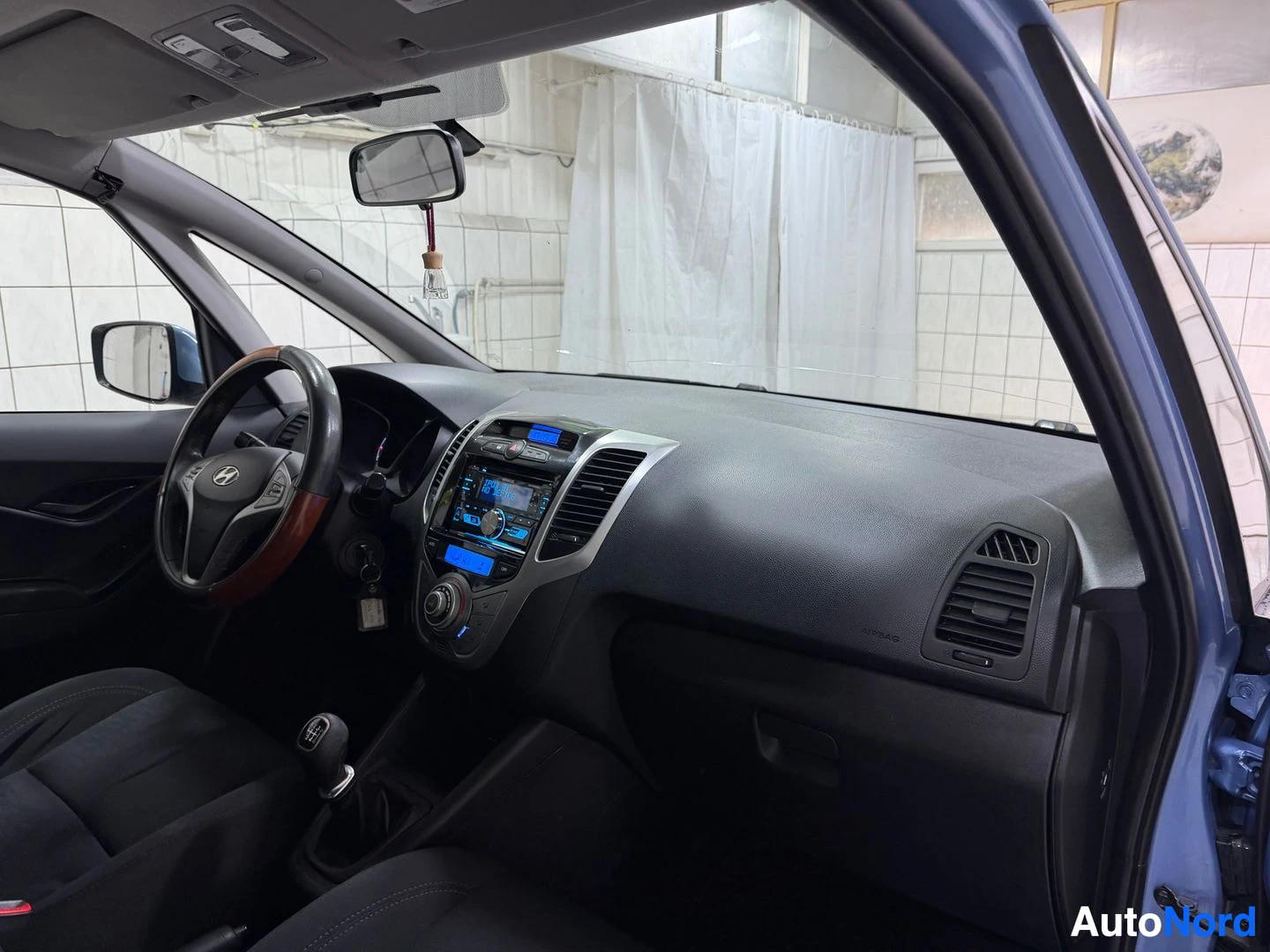 Ohjaamo: Matkustamon etuosa kojelautoineen ja ohjauspyörineen.