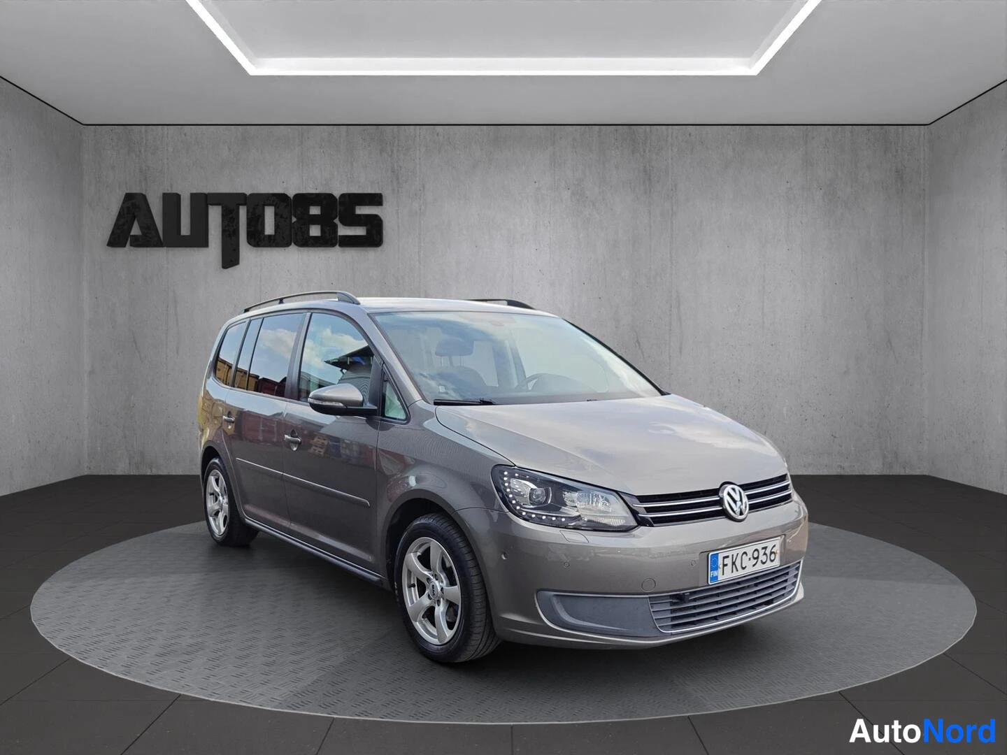 Ruskea Volkswagen Touran 2011, etuviisto, keula oikealle, kuva 2